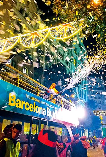 西班牙「三王節」前一夜花車大遊行，如消防車噴水般撒下色彩繽紛的糖果和紙花。